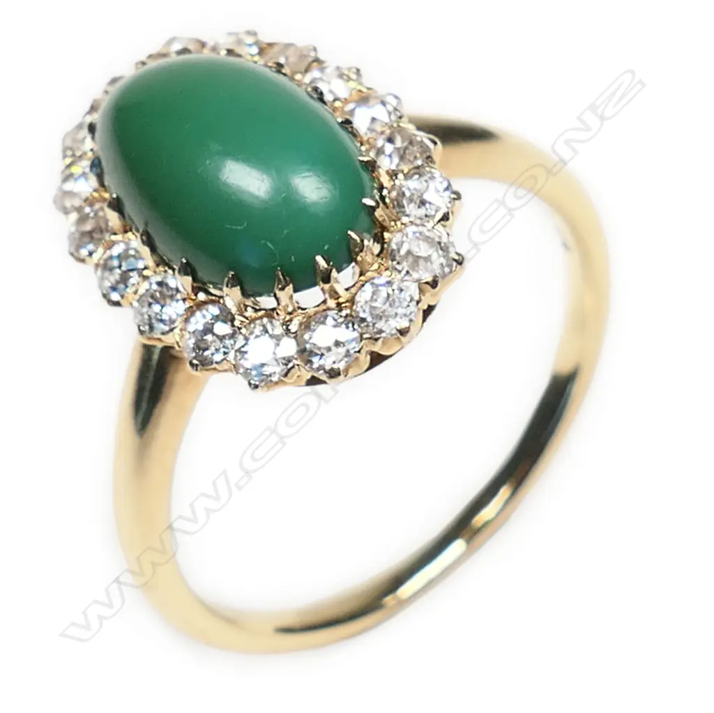 An 18ct gold, jade and diamond ring, Image 1++