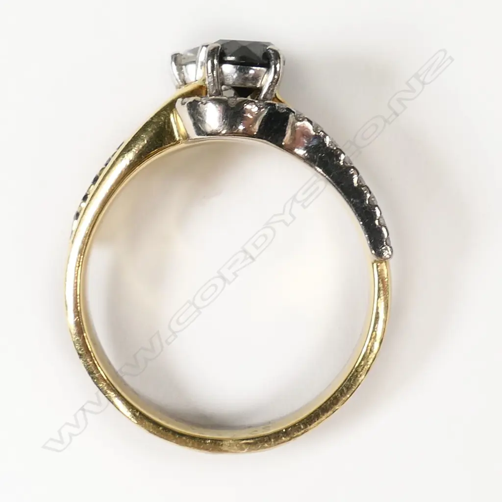 An 18ct white and yellow gold diamond dress ring, Image 1++
