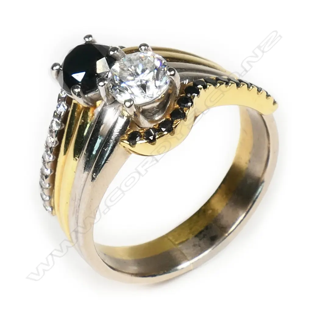 An 18ct white and yellow gold diamond dress ring, Image 1++