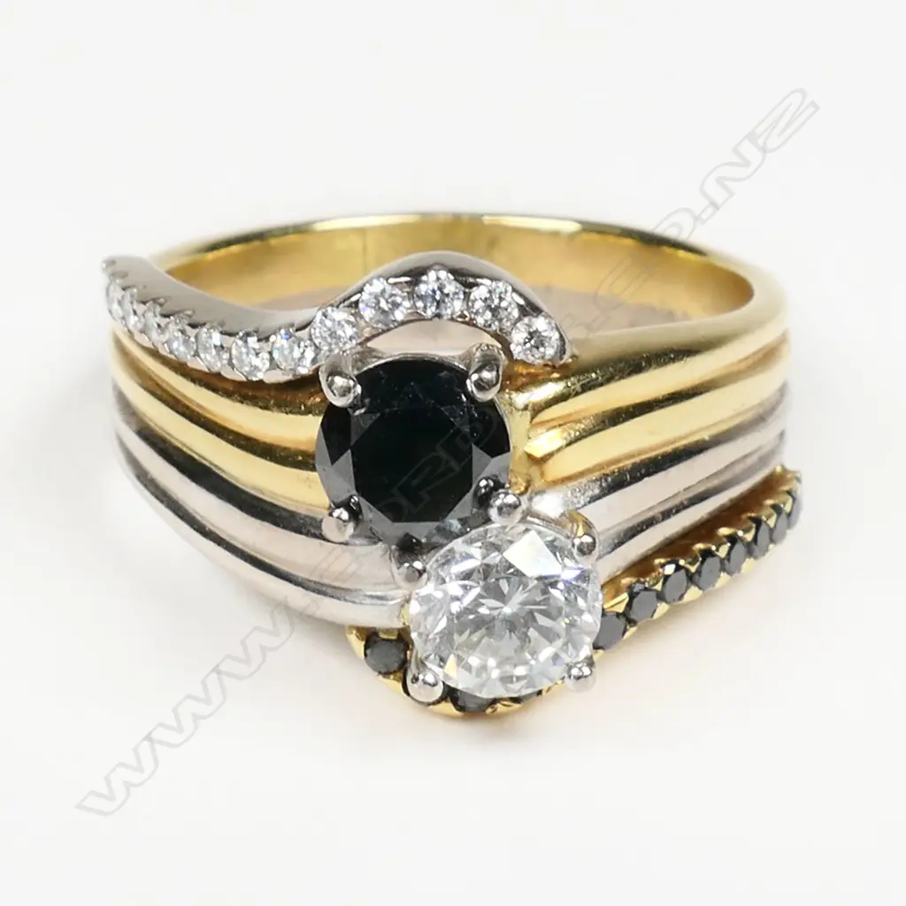 An 18ct white and yellow gold diamond dress ring, Image 1++