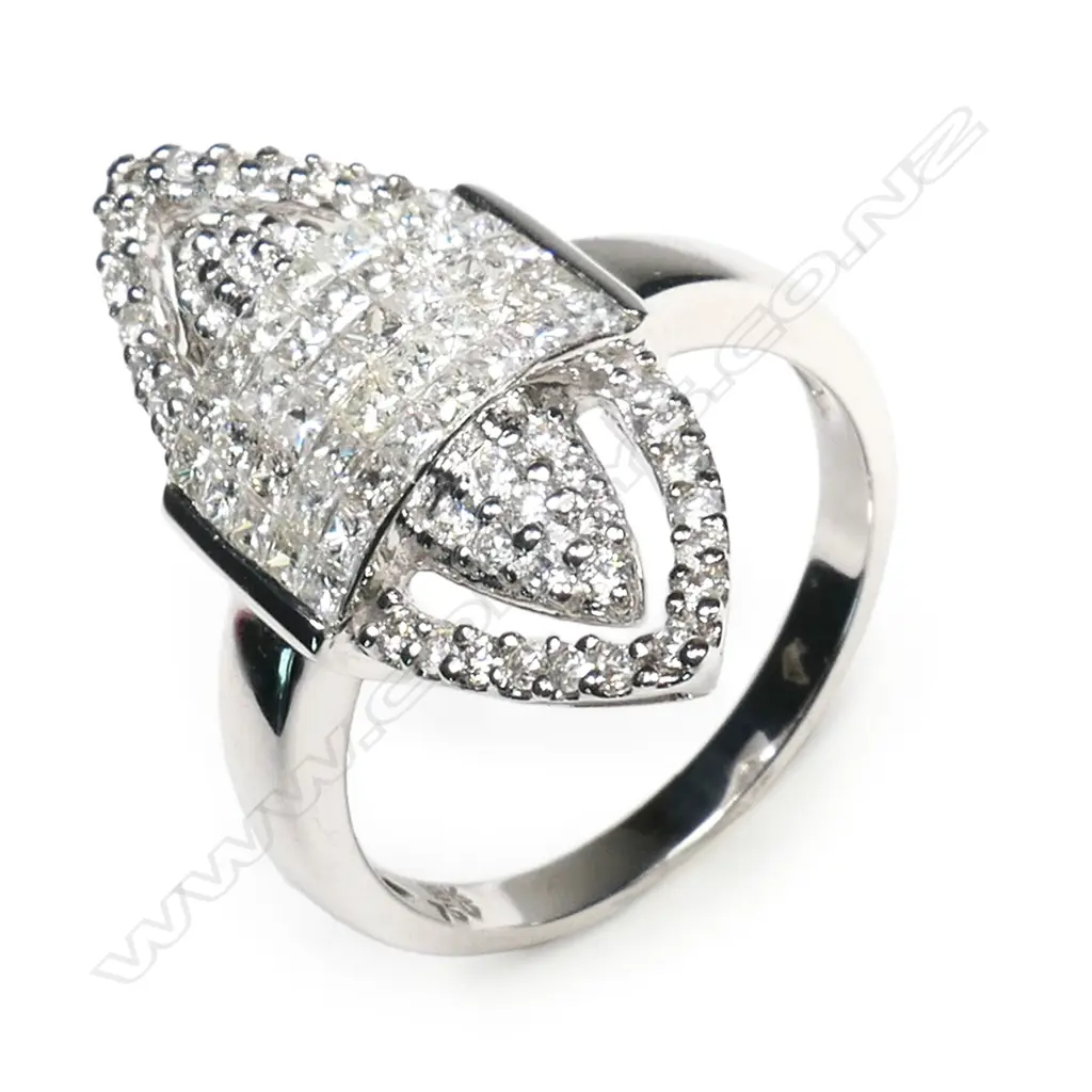 An 18ct white gold multi-diamond ring, Image 1++