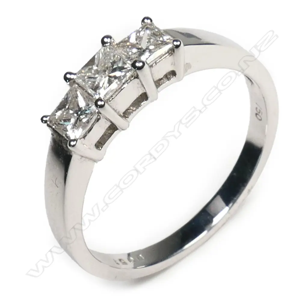 An 18ct white gold and diamond ring, Image 1++