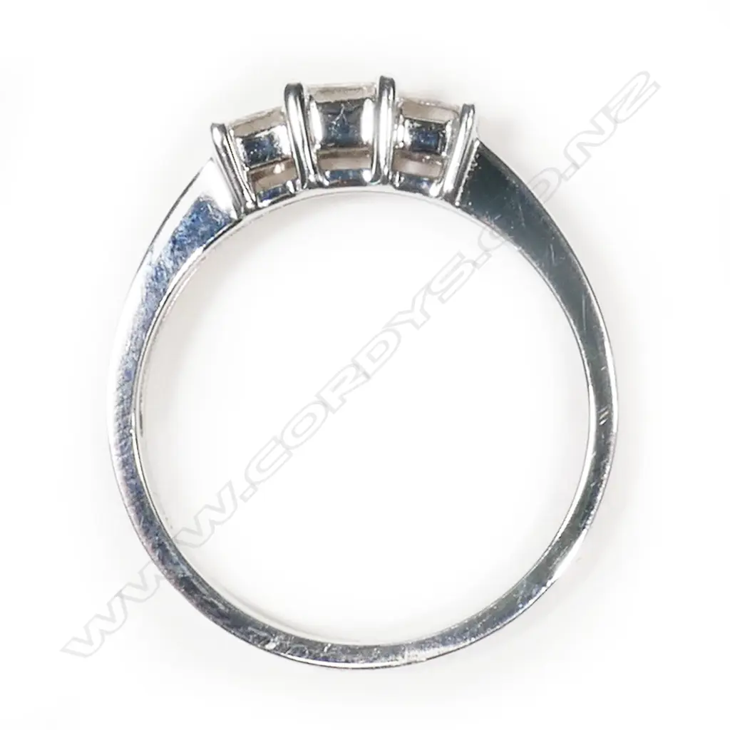 An 18ct white gold and diamond ring, Image 1++