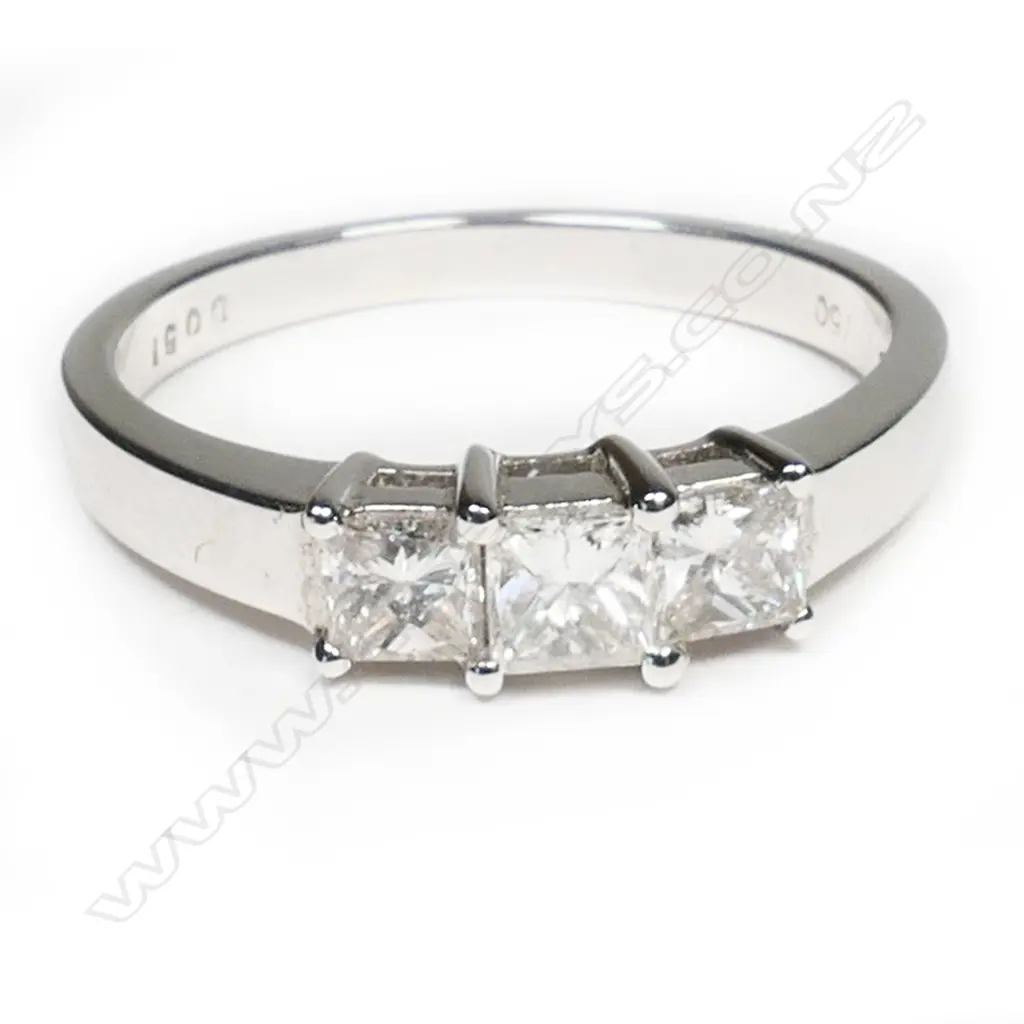 An 18ct white gold and diamond ring, Image 1++