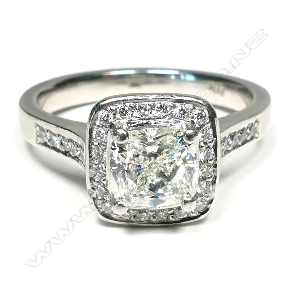 A platinum and diamond ring, Image 1++