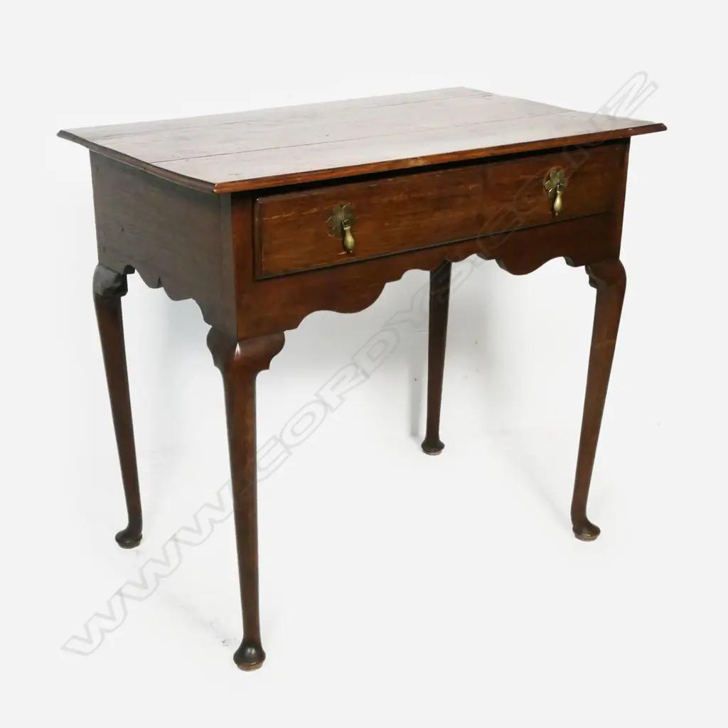 A Georgian oak side table, Image 1++