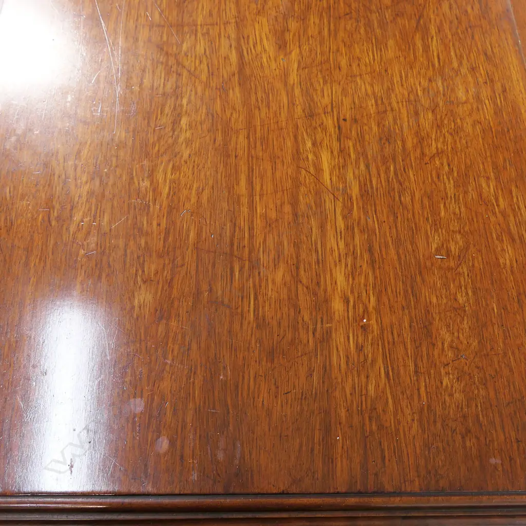 A Victorian mahogany crank extension dining table, Image 1++