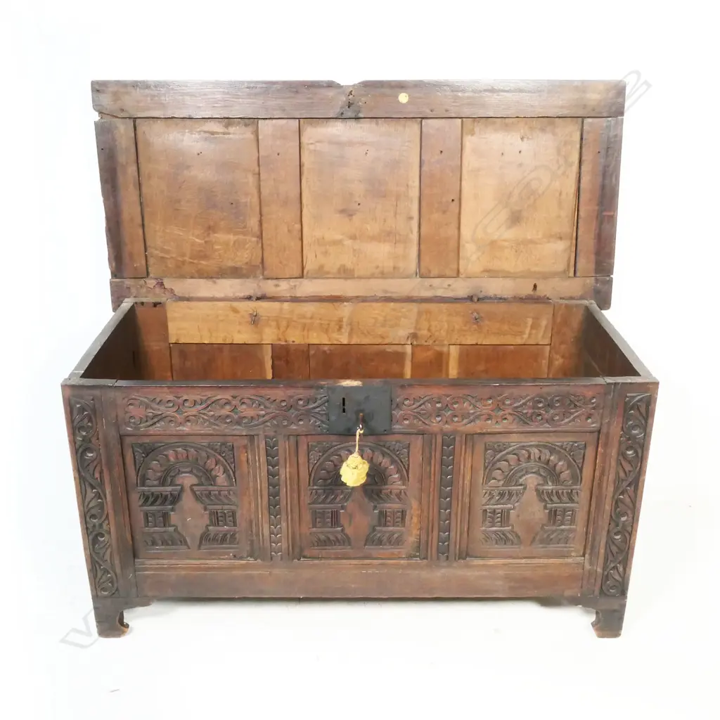 A 19thC country oak coffer, Image 1++