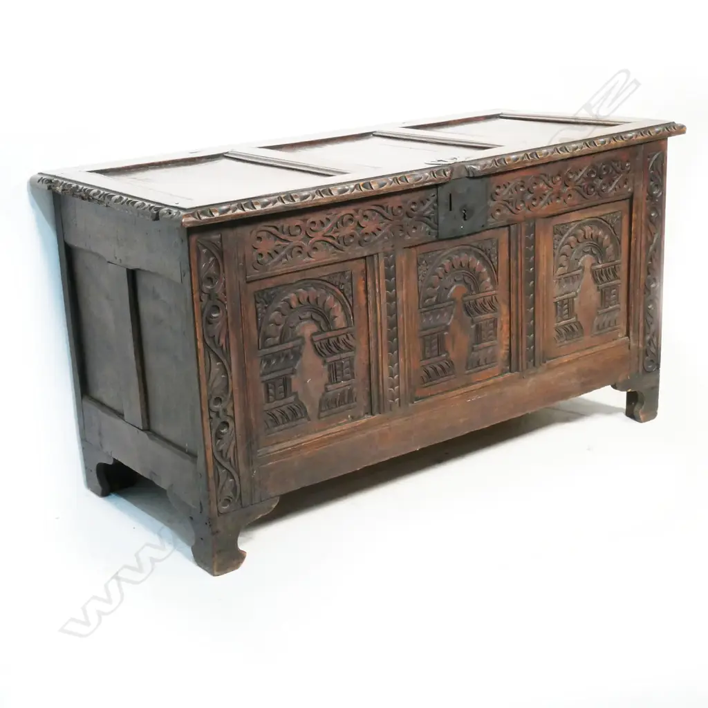 A 19thC country oak coffer, Image 1++
