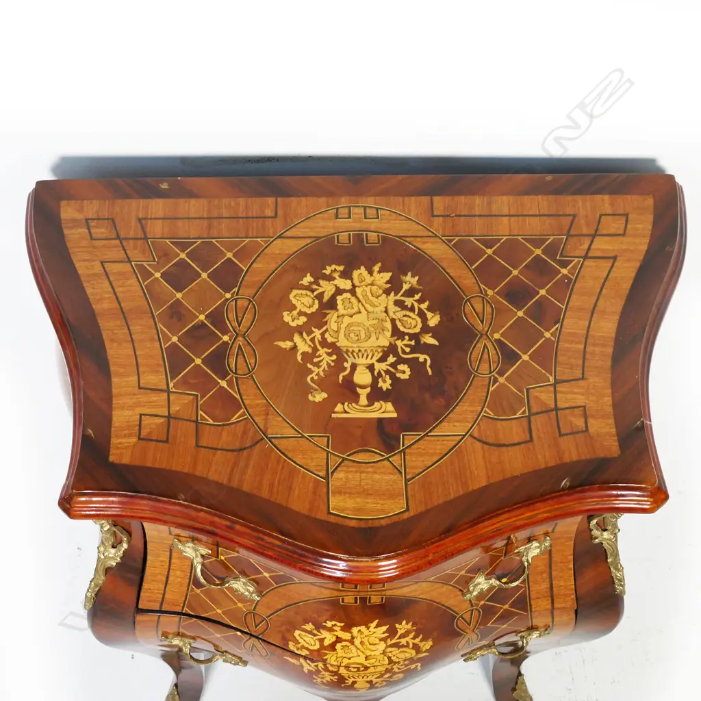A 20thC French Louis XV style bedside commode, Image 1++