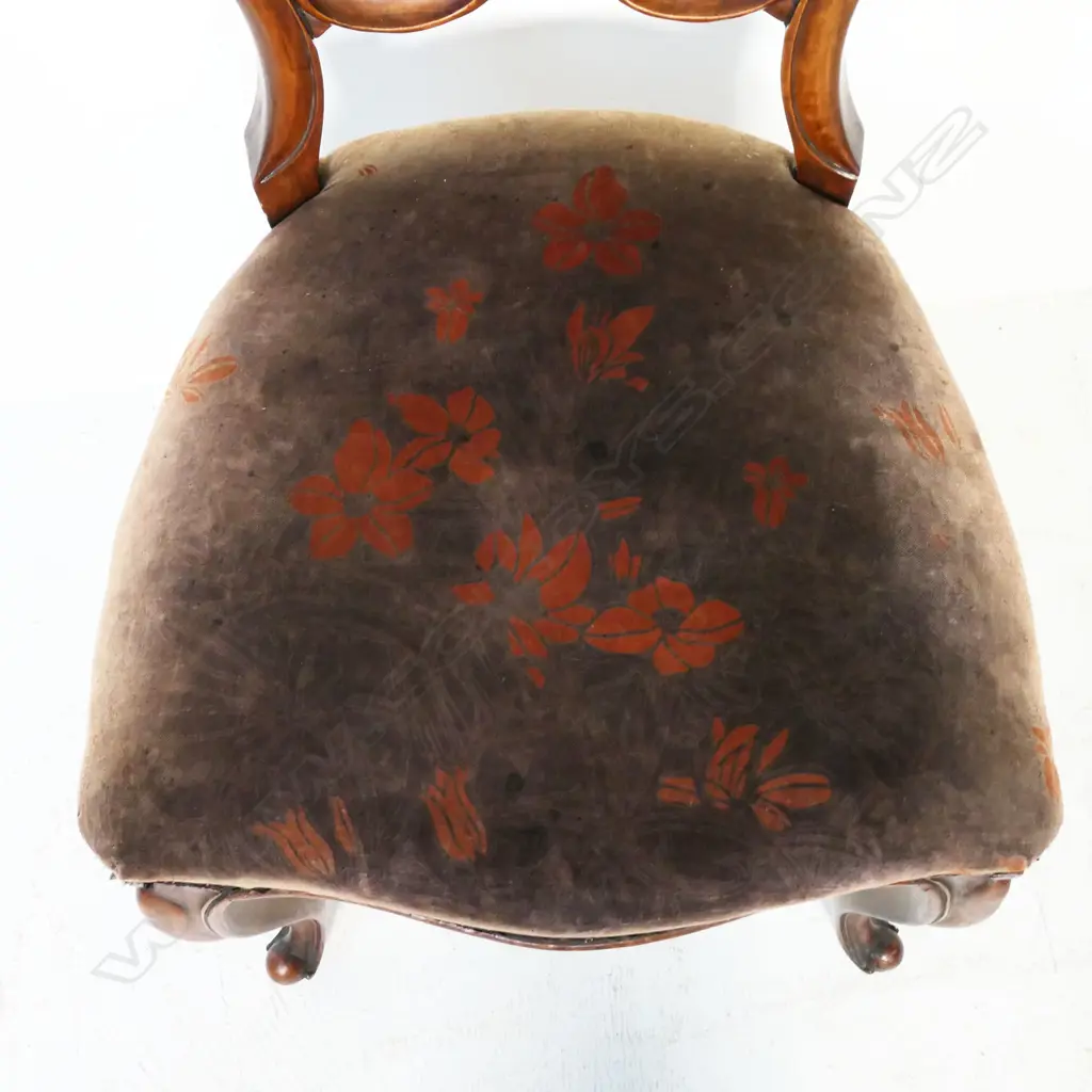Four Victorian walnut balloon back dining chairs, Image 1++