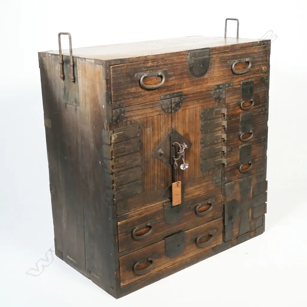 A Japanese late Edo period (1603 and 1867) characterful tansu chest, Image 1++