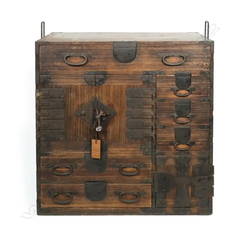 A Japanese late Edo period (1603 and 1867) characterful tansu chest, Image 1++