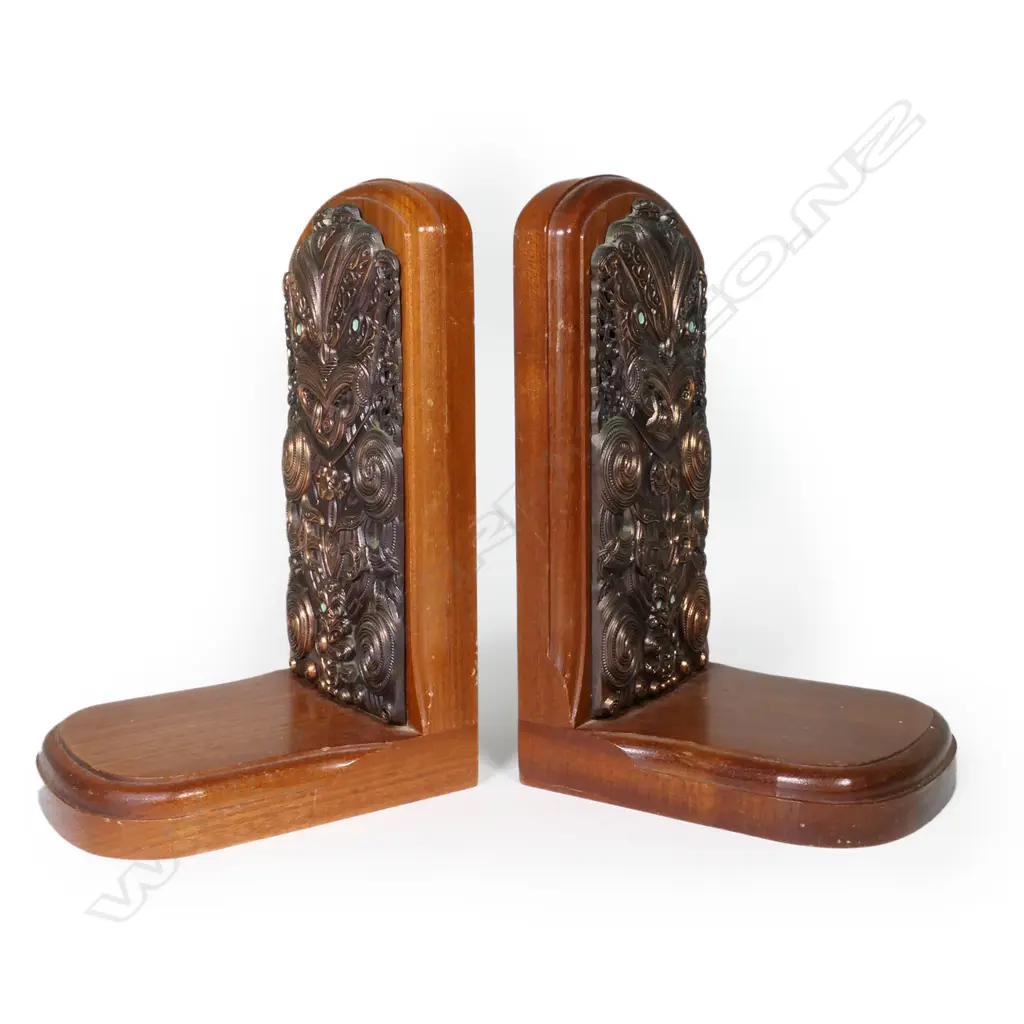 A pair of Kingsley Ware Māori bookends, Image 1++