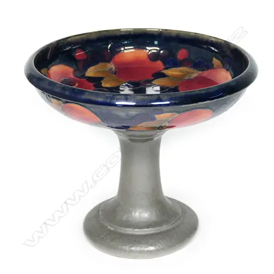 A William Moorcroft comport,