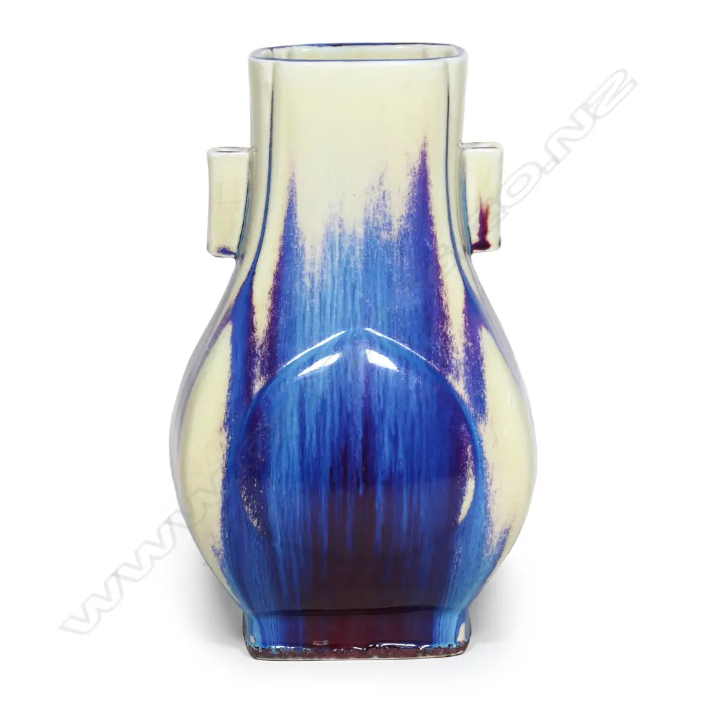 A Chinese porcelain Fanghu arrow vase, Image 1++
