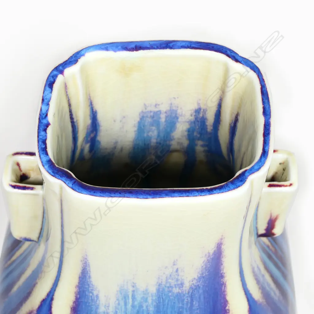 A Chinese porcelain Fanghu arrow vase, Image 1++