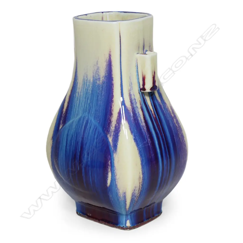 A Chinese porcelain Fanghu arrow vase, Image 1++