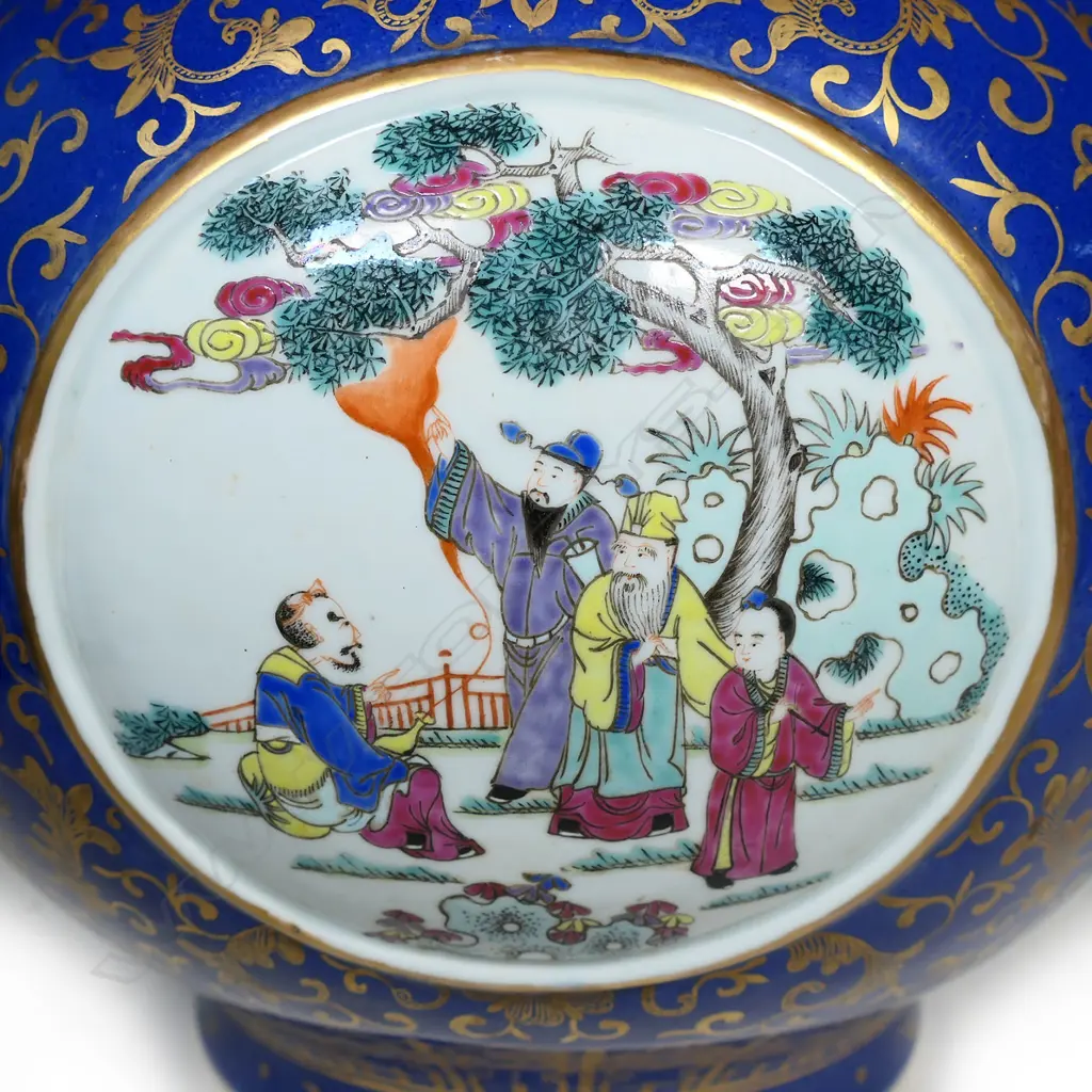 A quality Chinese porcelain large vase Image 1++