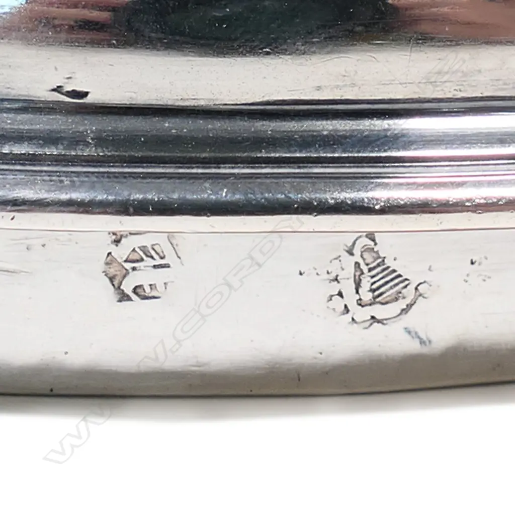 A George II Irish silver lidded Loving Cup, Image 1++