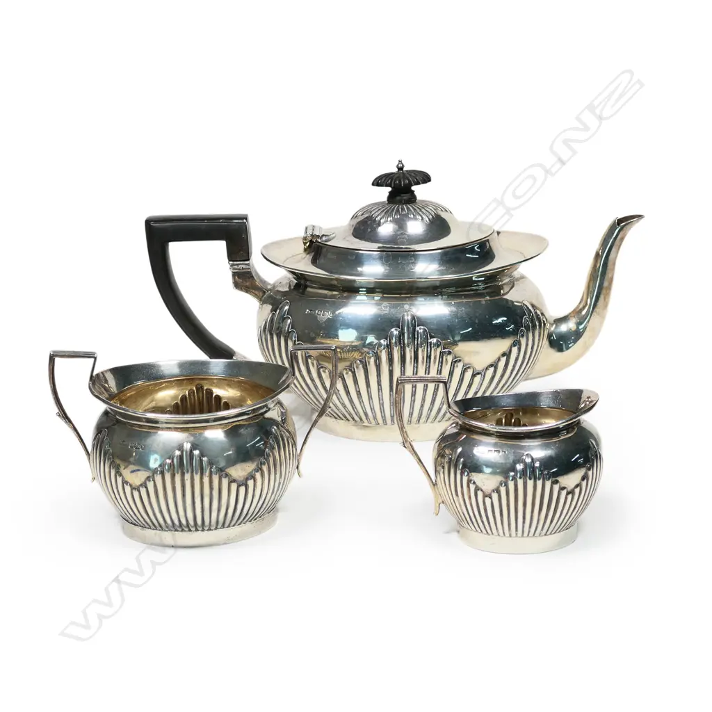An Edwardian silver three-piece tea set, Image 1++