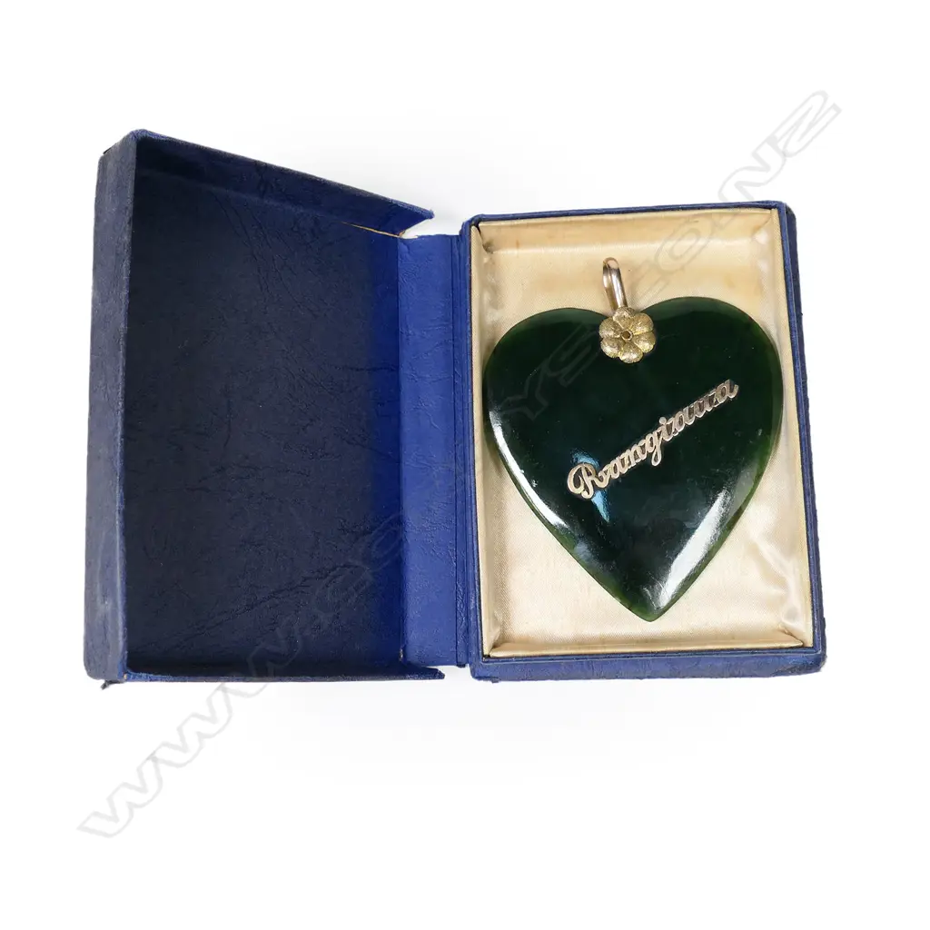 A large and impressive New Zealand colonial pounamu and 9ct gold heart pendant, Image 1++