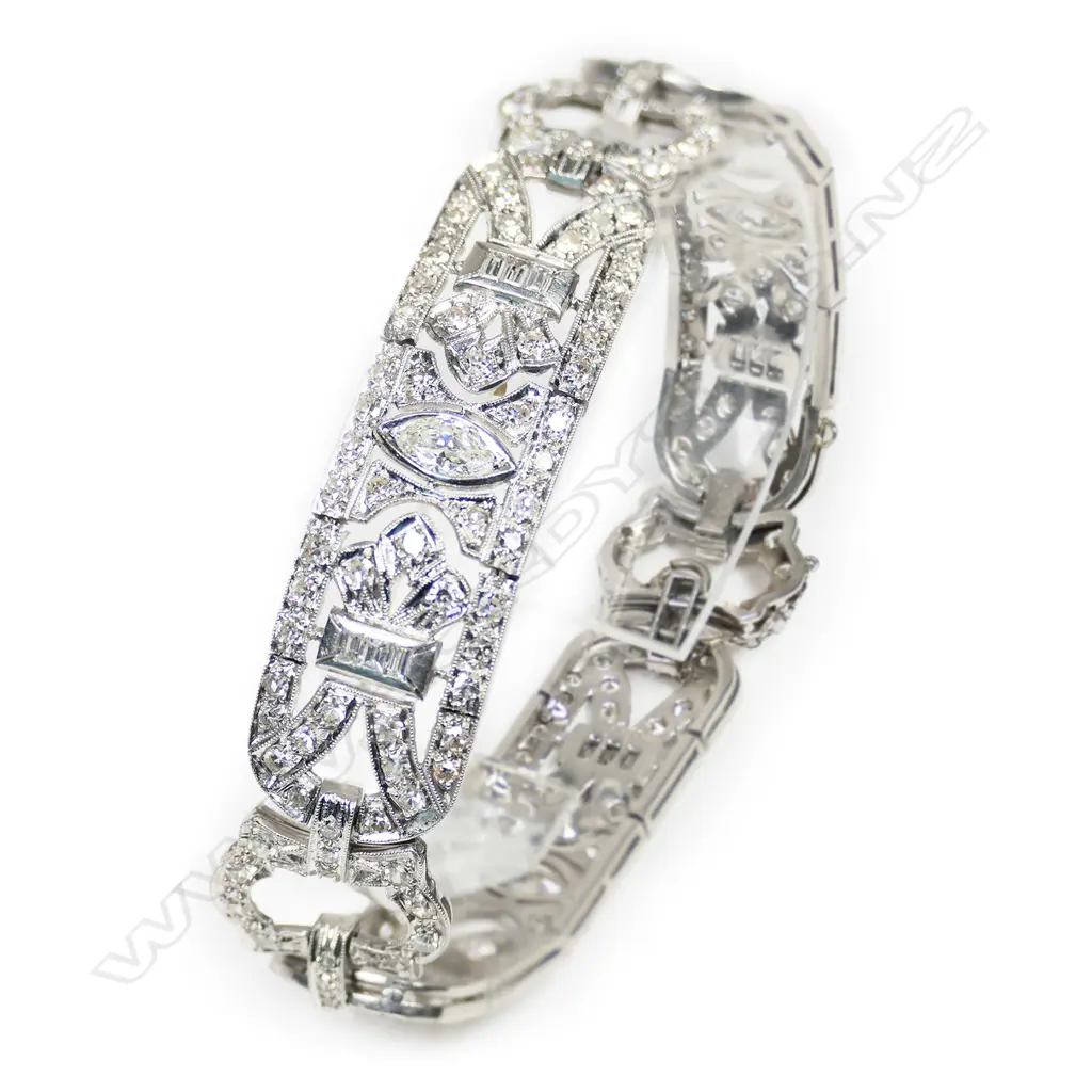 An impressive Art Deco platinum and diamond bracelet, Image 1++