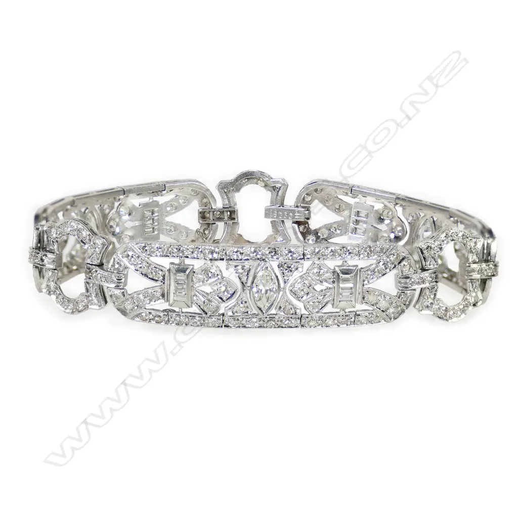 An impressive Art Deco platinum and diamond bracelet, Image 1++
