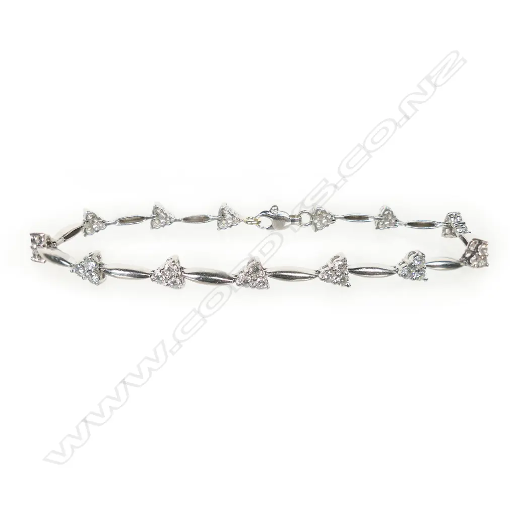 A platinum and diamond bracelet, Image 1++