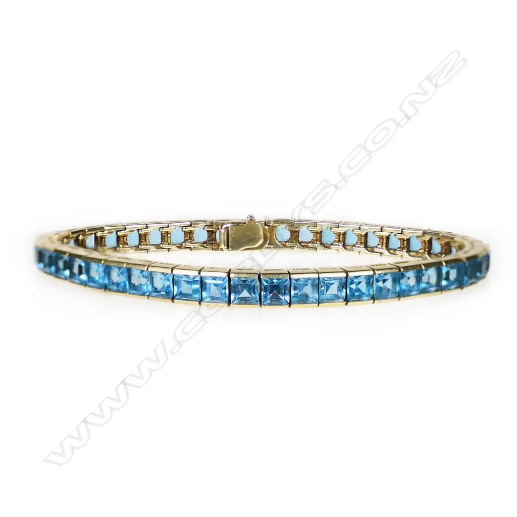 An 18ct gold and blue topaz tennis bracelet, Image 1++