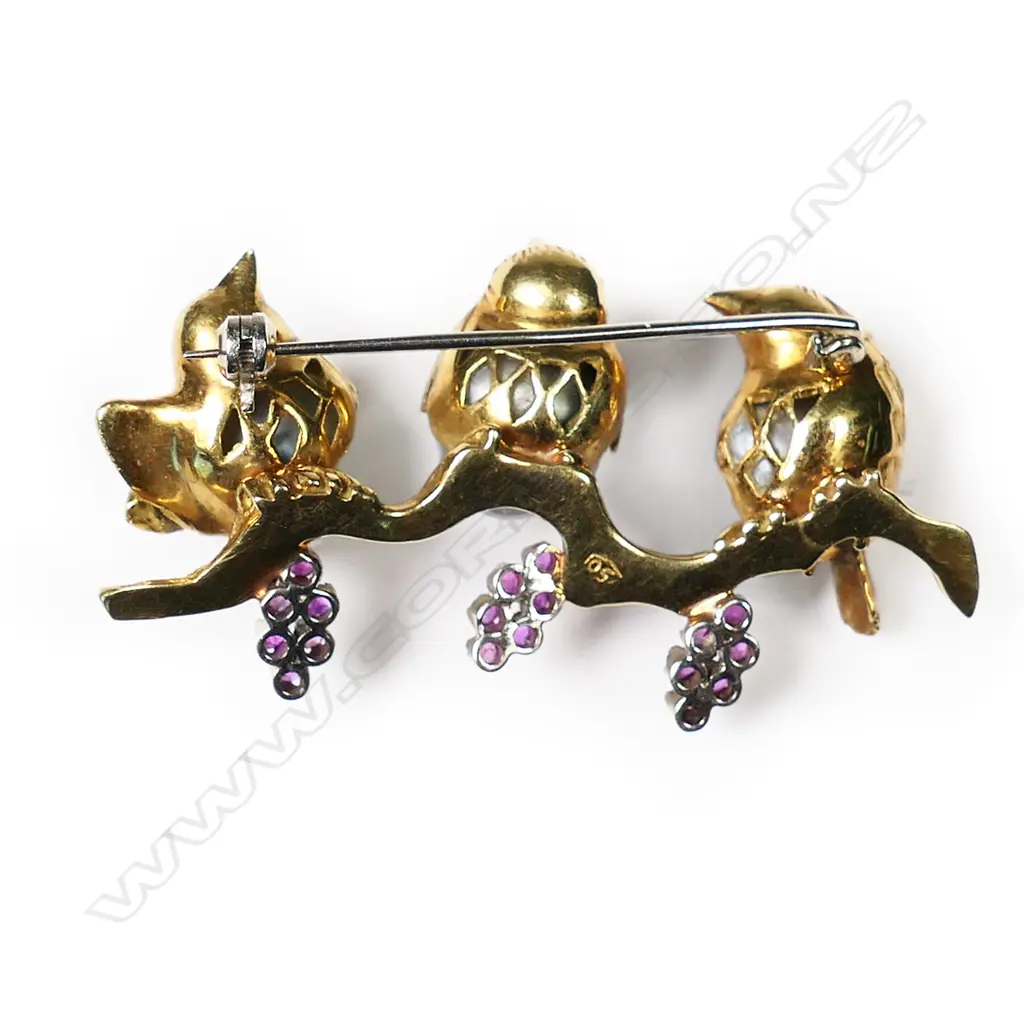An 18ct gold, pearl and ruby brooch, Image 1++
