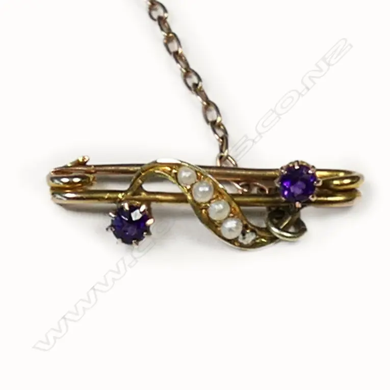 An Edwardian 9ct gold and amethyst heart brooch, Image 1++