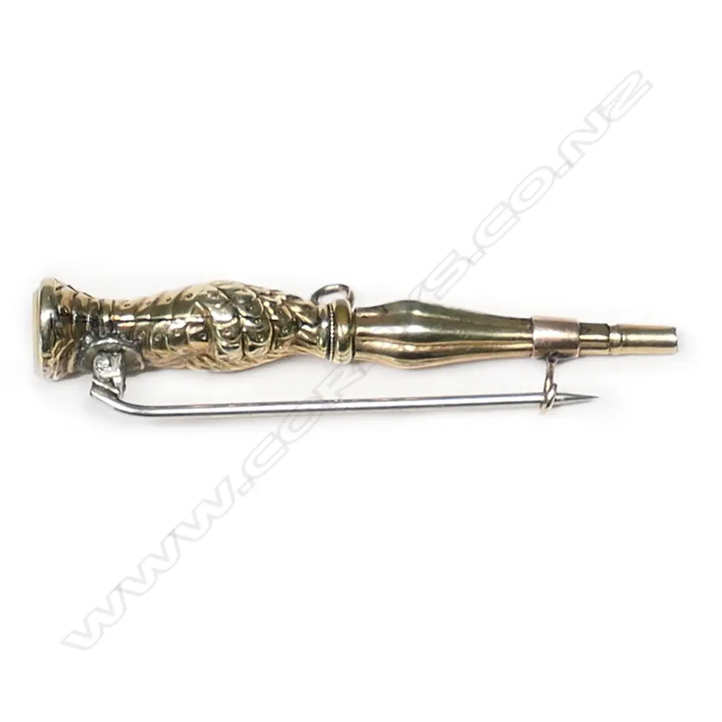 A Victorian gauntleted hand watch key, Image 1++