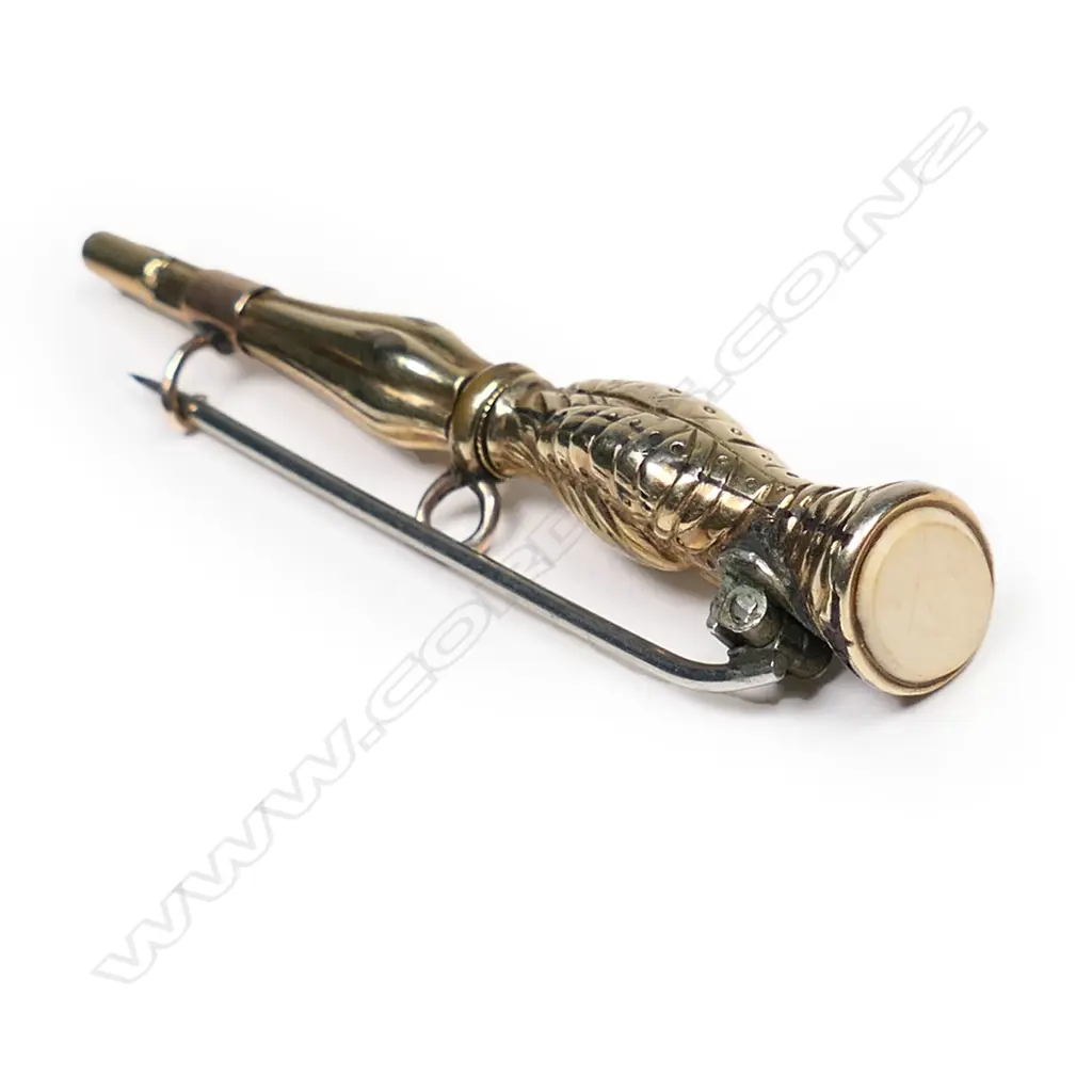 A Victorian gauntleted hand watch key, Image 1++