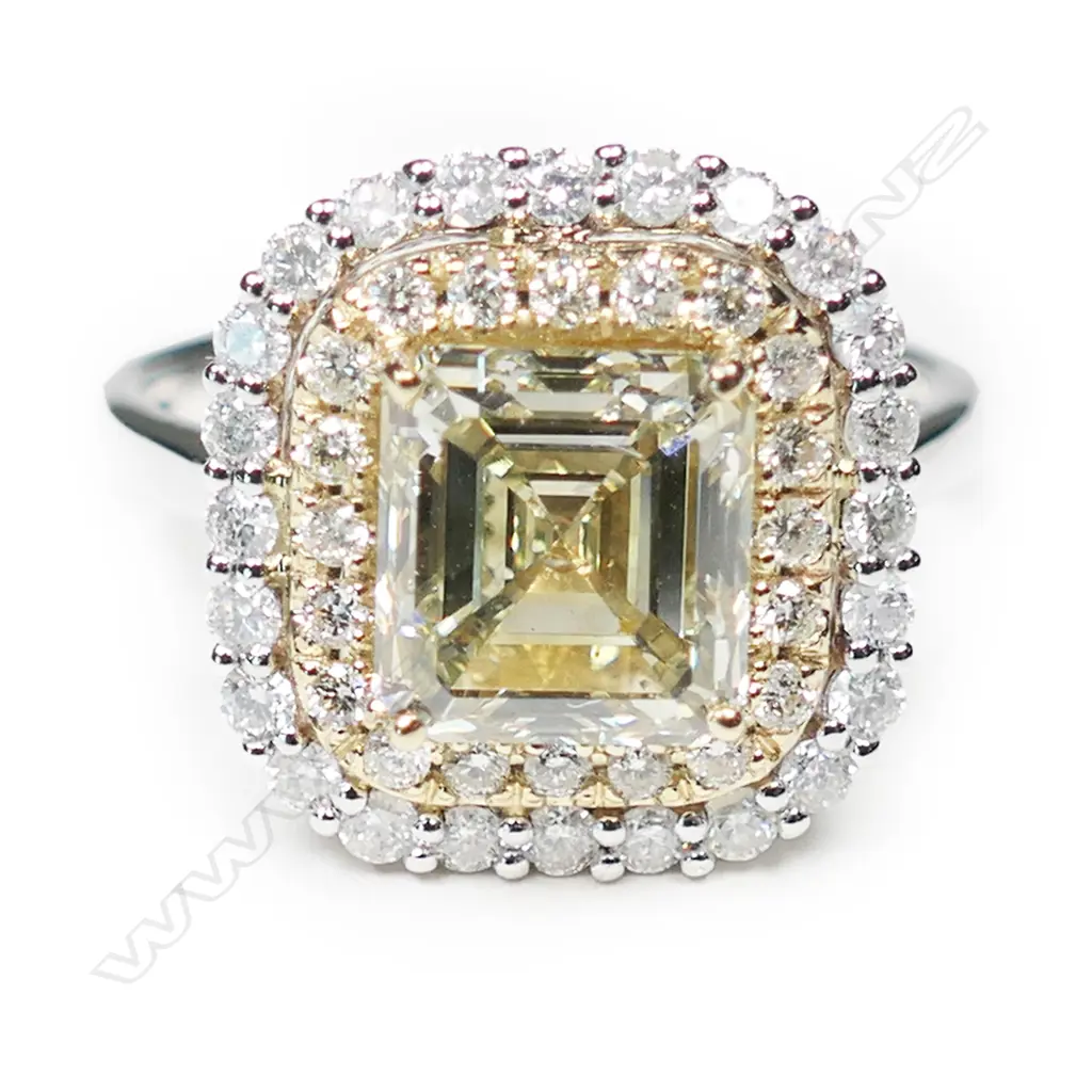 A 14ct white and yellow gold diamond statement ring, Image 1++