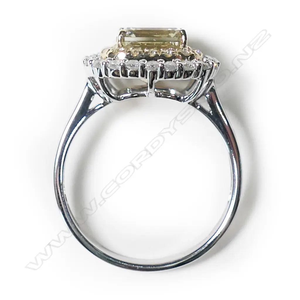 A 14ct white and yellow gold diamond statement ring, Image 1++