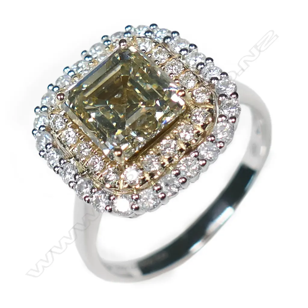 A 14ct white and yellow gold diamond statement ring, Image 1++