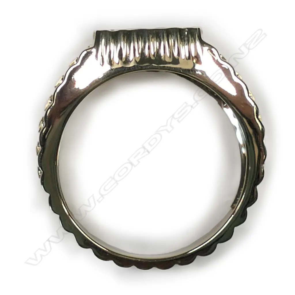 A 14ct gold and diamond gent's ring Image 1++