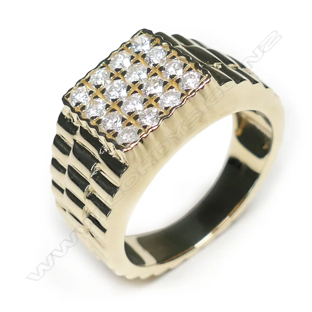 A 14ct gold and diamond gent's ring Image 1++
