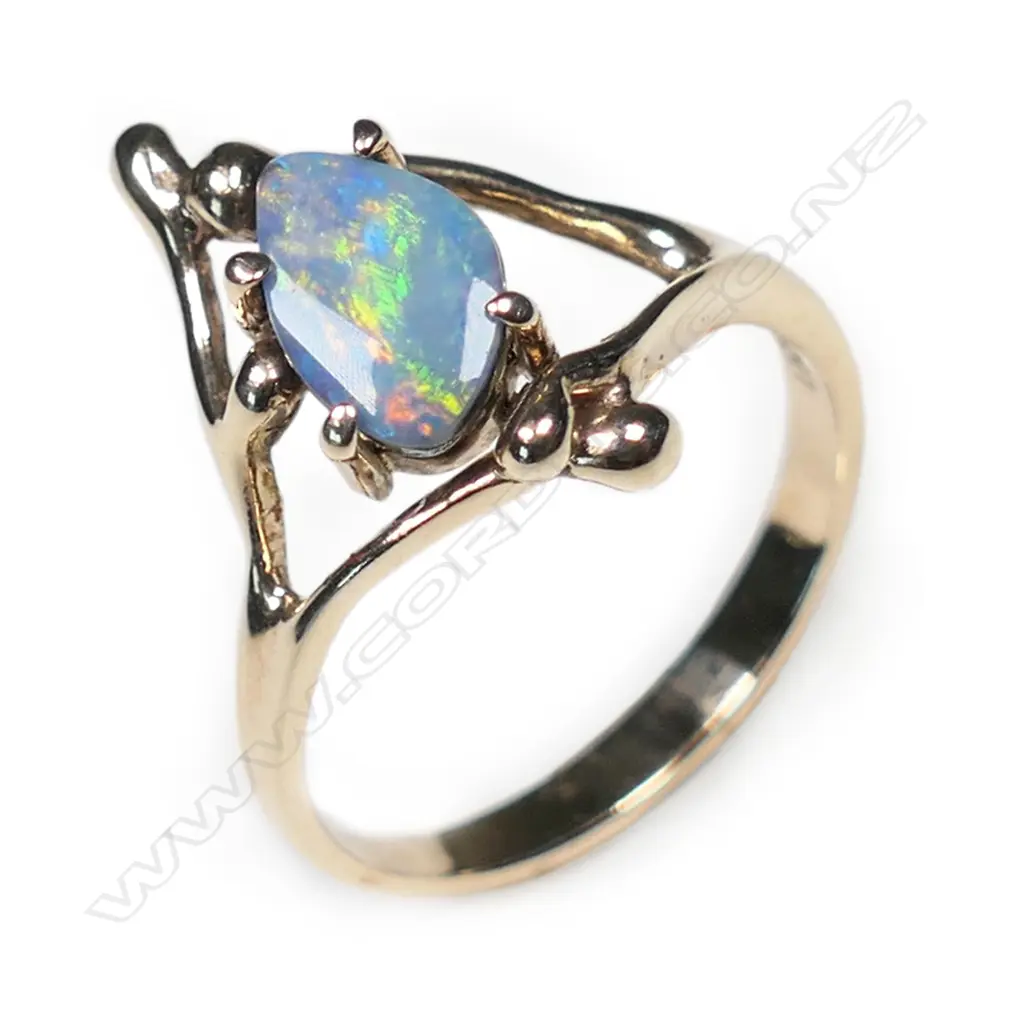 A 9ct gold and opal ring, Image 1++