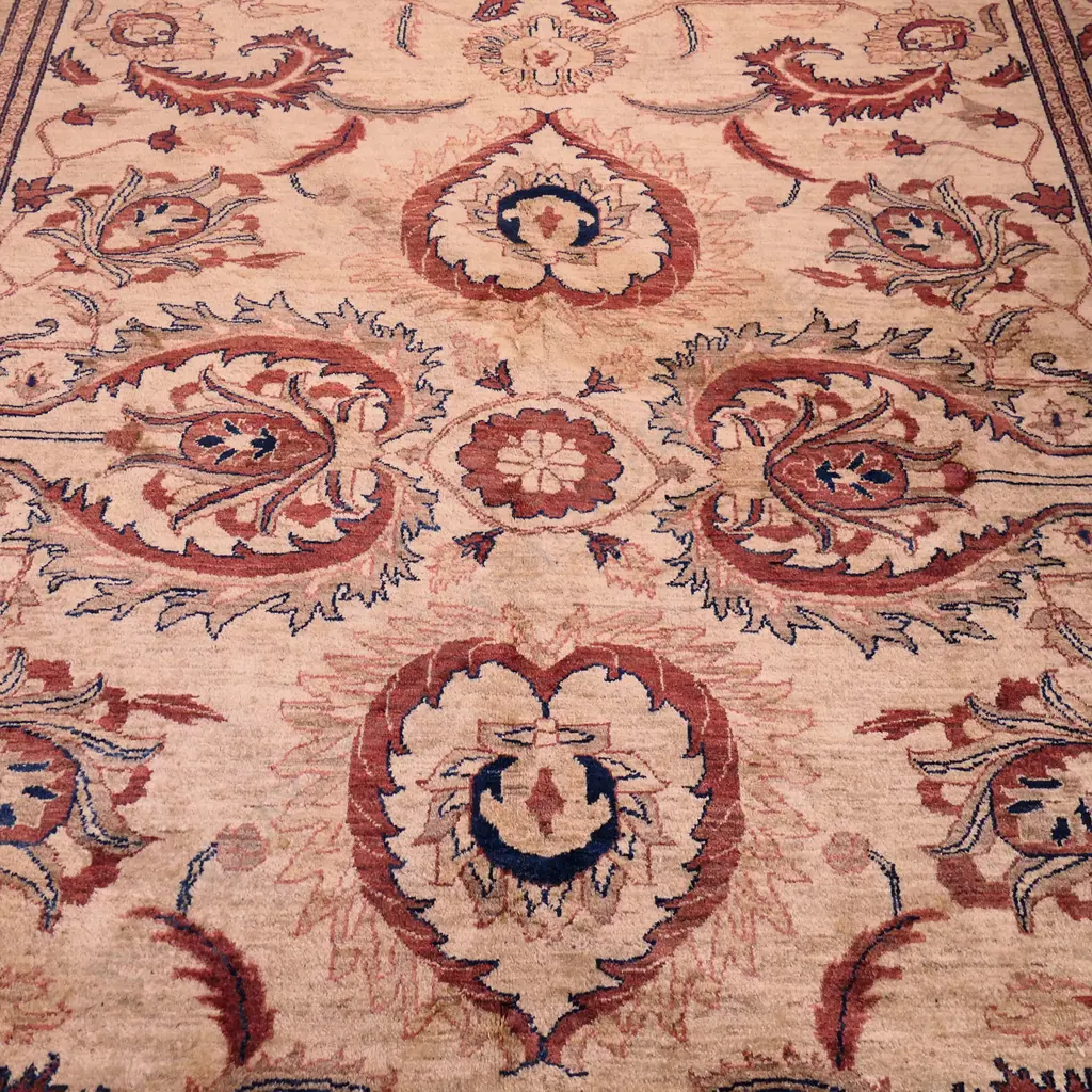 A fine Persian hand knotted carpet, Image 1++