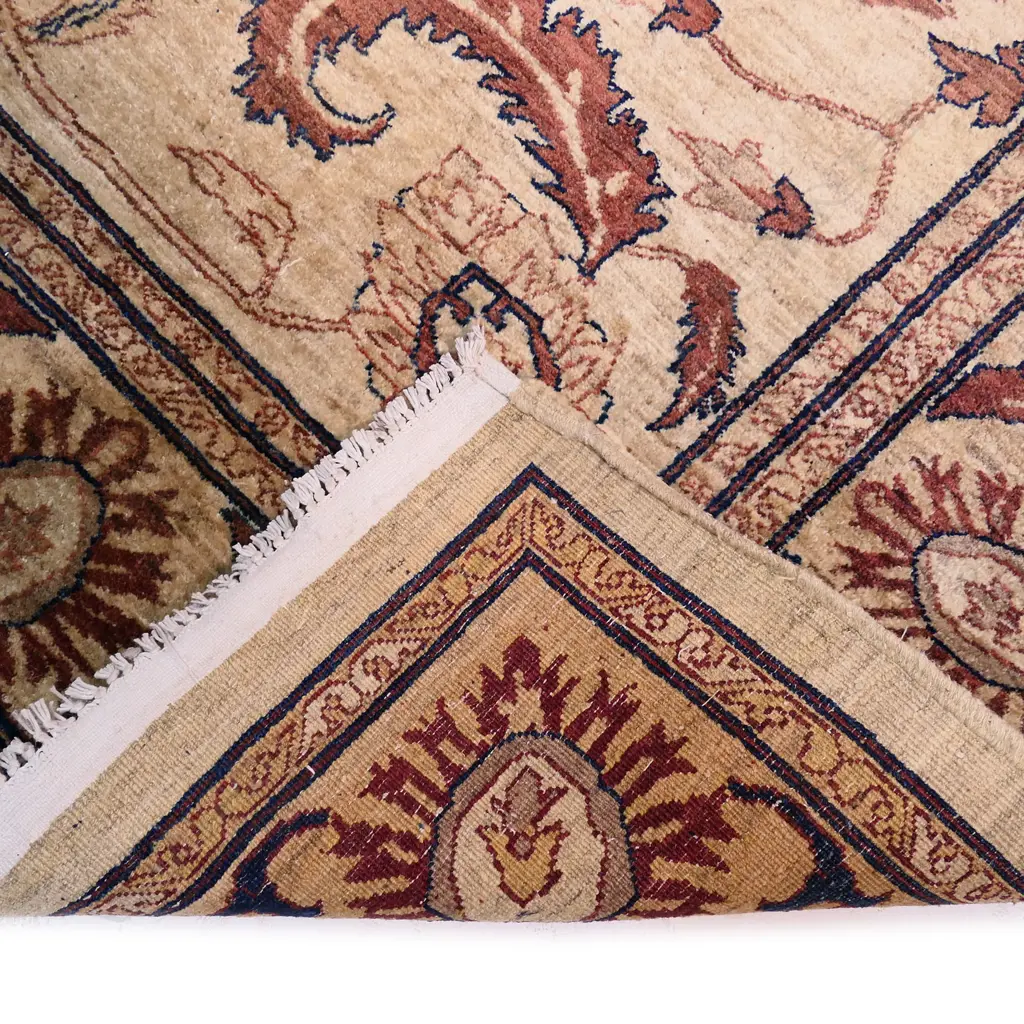 A fine Persian hand knotted carpet, Image 1++