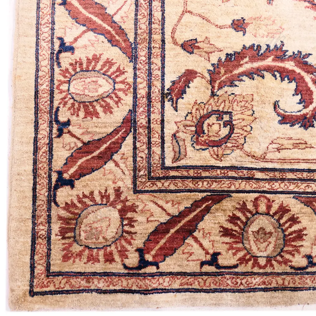 A fine Persian hand knotted carpet, Image 1++