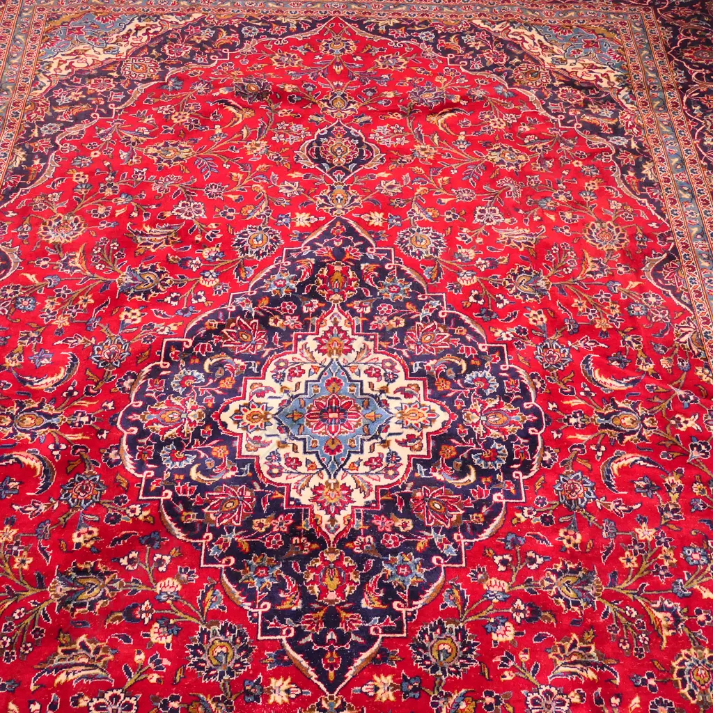 A large hand knotted Iranian Tabriz carpet, Image 1++