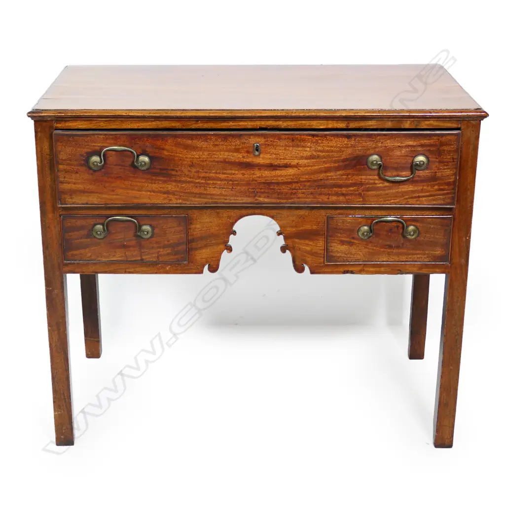 A Georgian mahogany lowboy, Image 1++