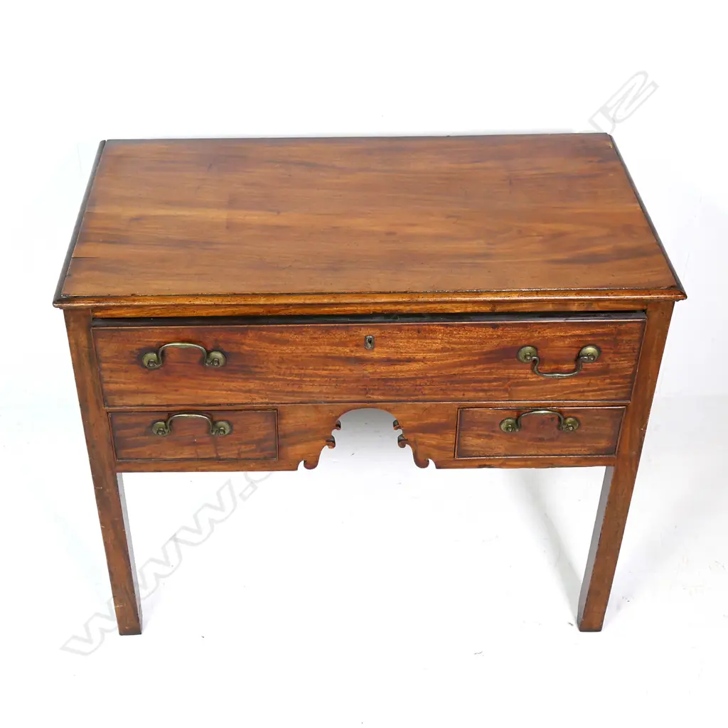 A Georgian mahogany lowboy, Image 1++