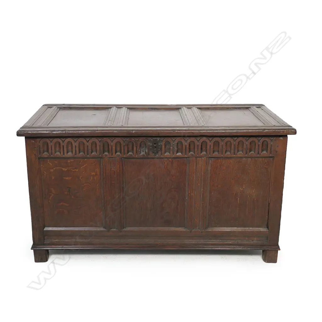 A George III oak coffer, Image 1++