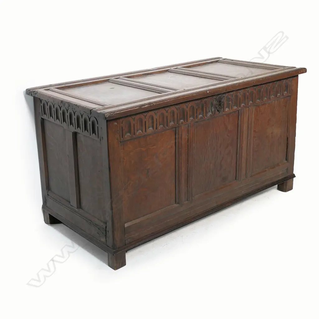 A George III oak coffer, Image 1++