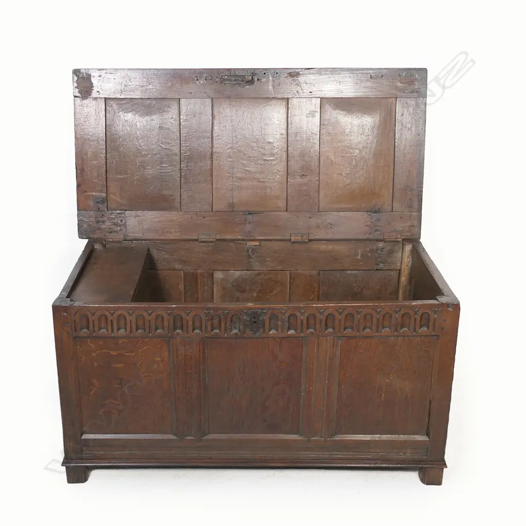 A George III oak coffer, Image 1++