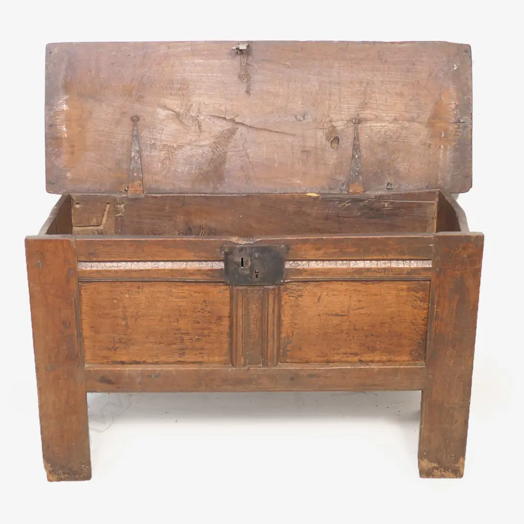 A 16th/17thC oak small proportion boarded coffer, Image 1++